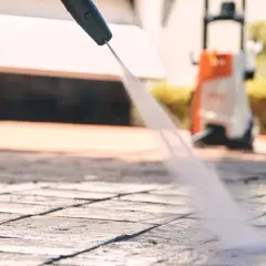 Skuteczne domowe sposoby na czyszczenie kostki brukowej bez chemii