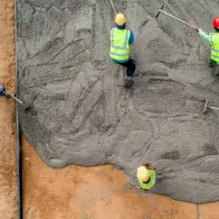 Ile schnie wylewka z miksokreta? Poznaj kluczowe czynniki wpływające na czas schnięcia