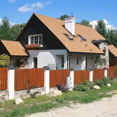 Jak ocieplić stary drewniany dom, unikając problemów z wilgocią?