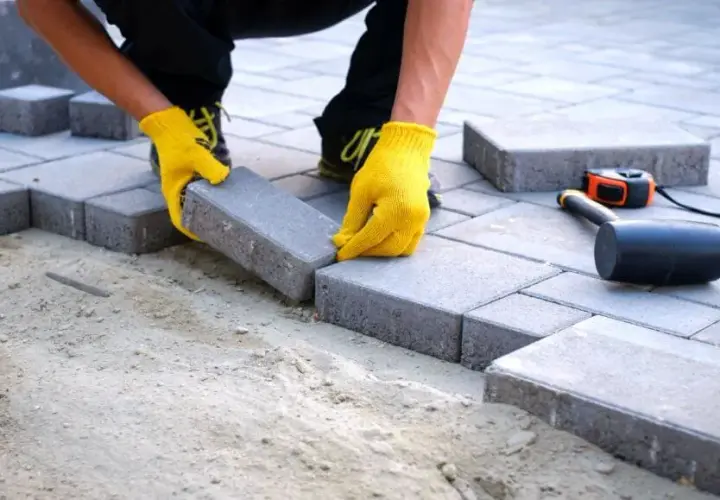 Jak ułożyć kostkę brukową ze spadkiem i uniknąć błędów