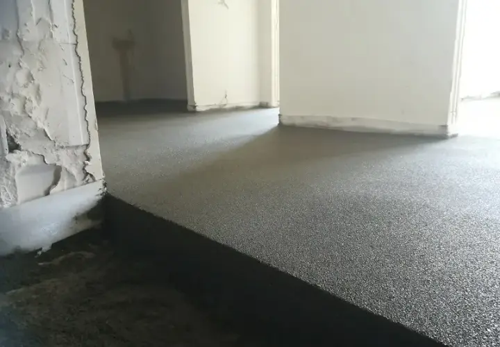 Jak długo podlewać wylewkę z miksokreta, aby uniknąć pęknięć?
