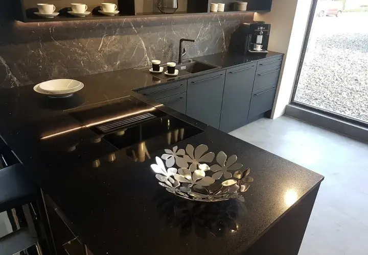 Czarny blat kuchenny konglomerat: elegancja i trwałość w kuchni