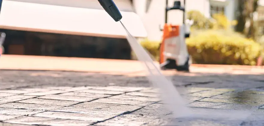 Skuteczne domowe sposoby na czyszczenie kostki brukowej bez chemii