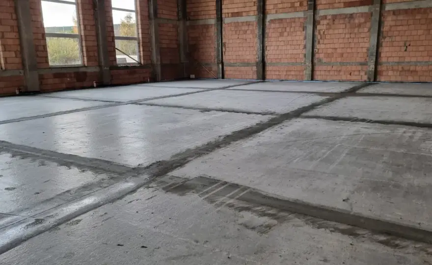 Ile schnie wylewka cementowa? Uniknij kosztownych błędów w czasie schnięcia