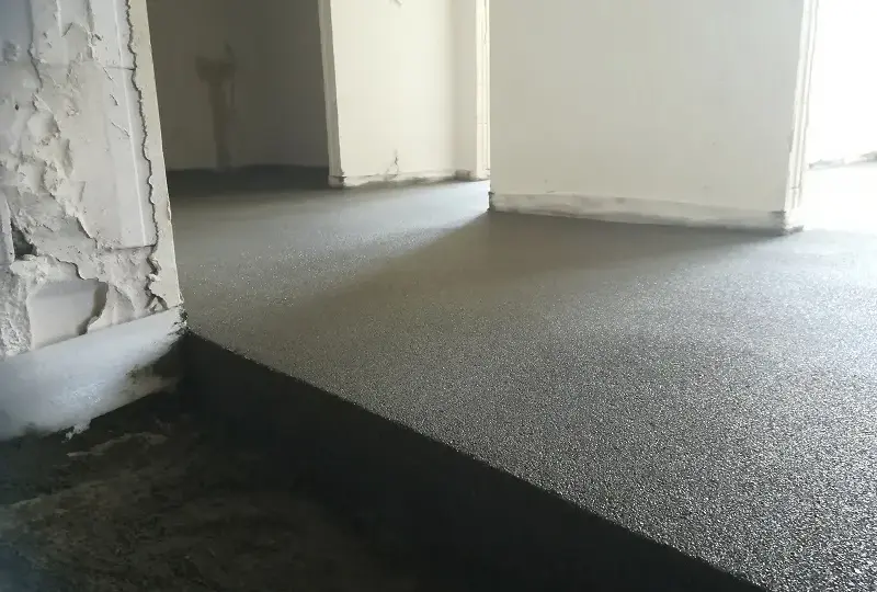 Jak długo podlewać wylewkę z miksokreta, aby uniknąć pęknięć?