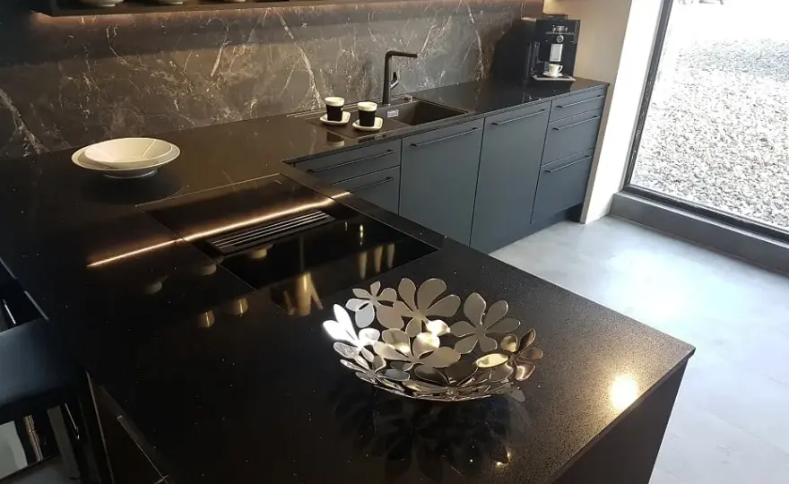 Czarny blat kuchenny konglomerat: elegancja i trwałość w kuchni