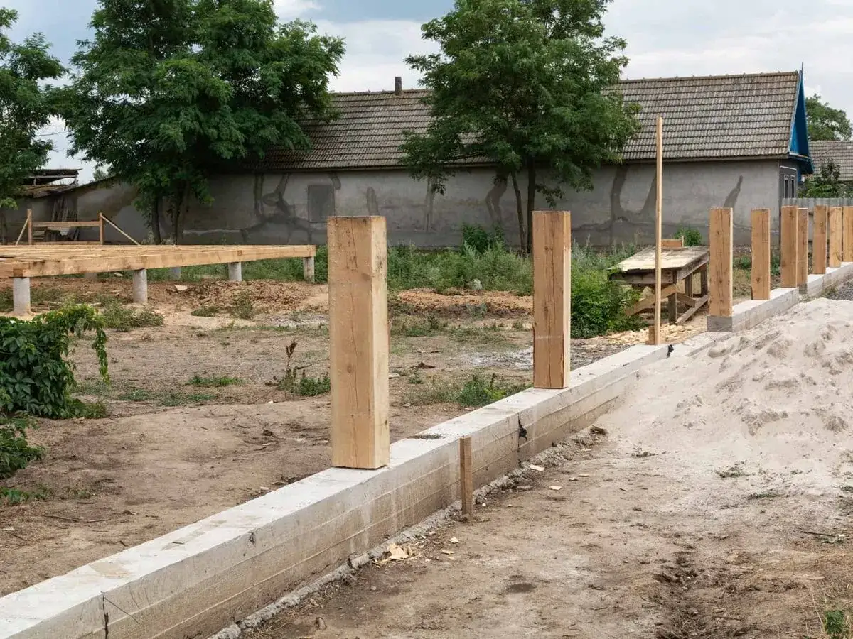 Zdjęcie Jaki beton na fundament ogrodzenia? Wybierz mądrze, uniknij problemów